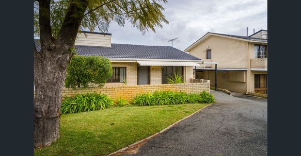 BEAUTIFUL VILLA IN WELL MAINTAINED COMPLEX - Photo 1