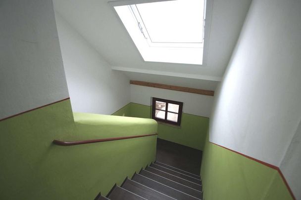 2-Zimmer-DG-Wohnung mit BALKON, offene Küche, Badewanne - frisch renoviert - Photo 1