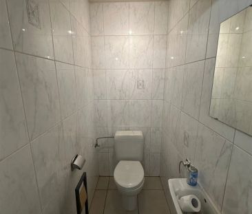 Strategisch gelegen en zeer ruim appartement met 2 slaapkamers - Photo 6