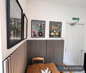 1 bedroom in a house share to rent - Photo 1