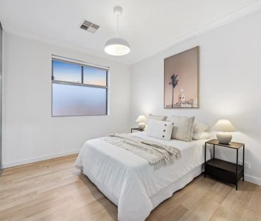 Modern Duplex With Leafy Golf Course Views - Photo 3