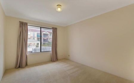 Modern Townhouse in Prime Southport Location - Convenience, Style, and Space! - Photo 3