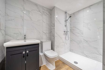 Spacious and well-presented two-bedroom third-floor apartment offering bright open-plan living in the heart of Salisbury city centre. - Photo 4