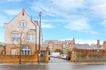 Historic conversion in one of East London's more desirable, tree-lined streets. - Photo 2