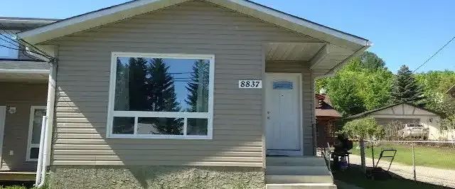 BEAUTIFUL HOME IN A WONDERFUL LOCATION- OVER 2200 square feet | Calgary - Photo 1