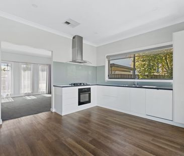 Stylish Family Living in the Heart of Kennington - Photo 3