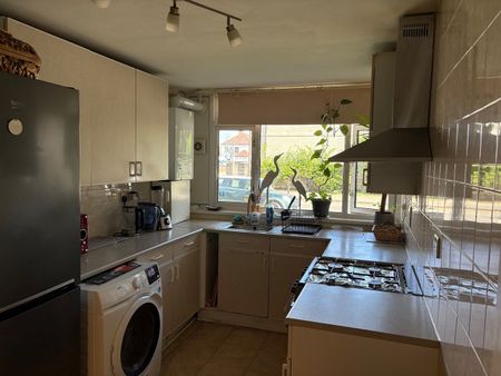 2 Bed Maisonette, Pitfield Way, NW10 - Photo 2