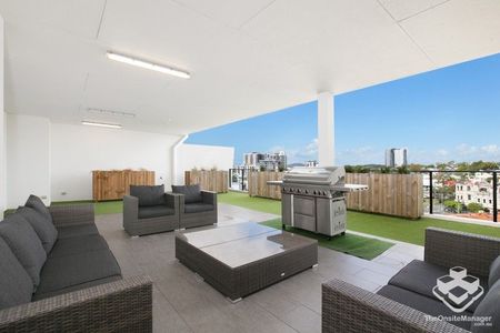 Stunning 2 Bedroom, Partially Furnished - Photo 3