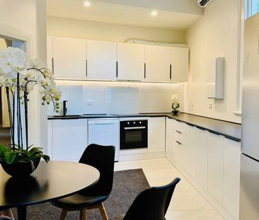 Hotel-Style Room – Renovated & Furnished - Photo 4