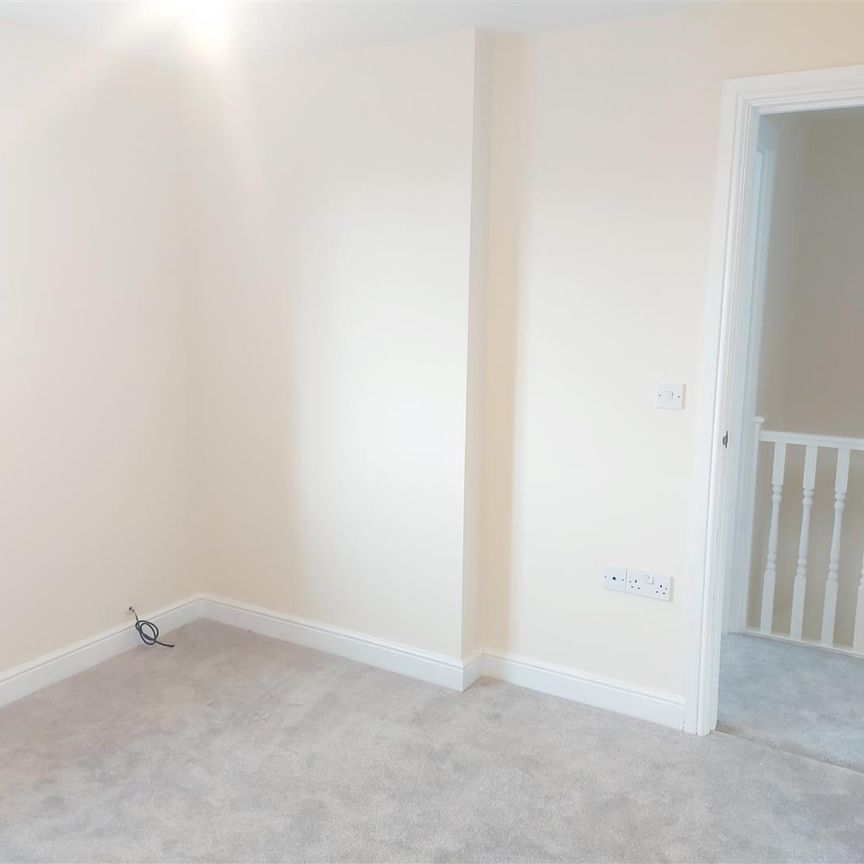 3 bedroom Semi-detached house to rent - Photo 1