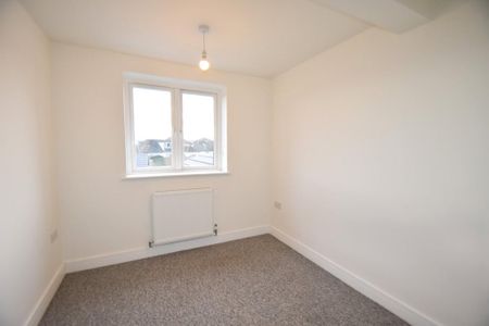 4 bedroom semi-detached house to rent - Photo 5