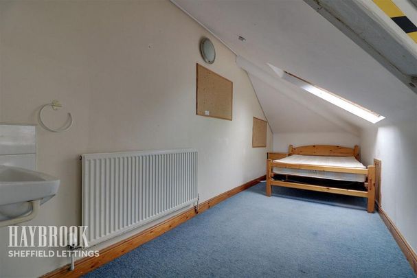 1 bedroom in a house share to rent - Photo 1