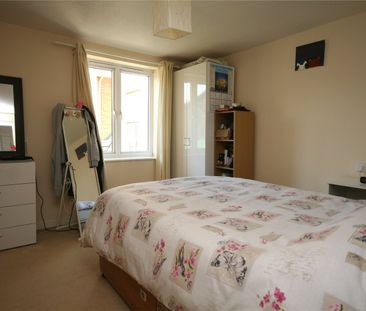 Lloyd Close, - Photo 2