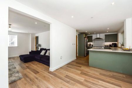 5 bedroom detached house to rent - Photo 2