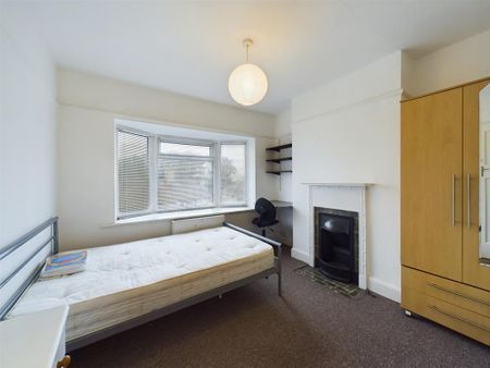 4 bedroom semi-detached house to rent - Photo 2