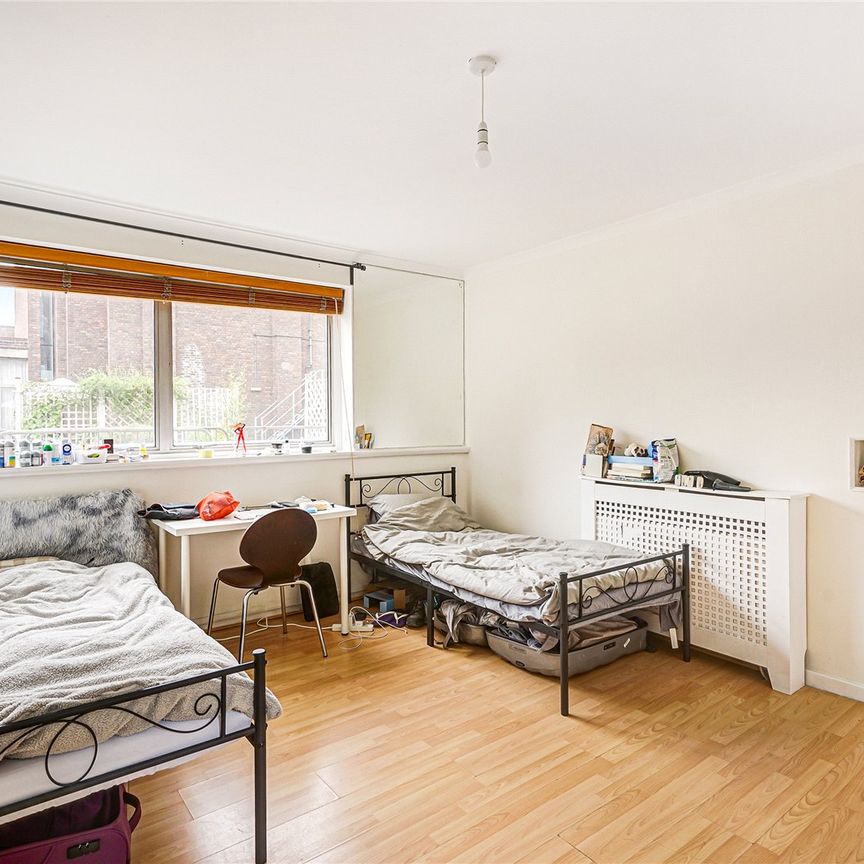Stylish Two-Bedroom Apartment Opposite Battersea Park - Photo 1
