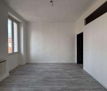 Location Appartement 1 pièce 31m² MARSEILLE 3ème - Photo 2