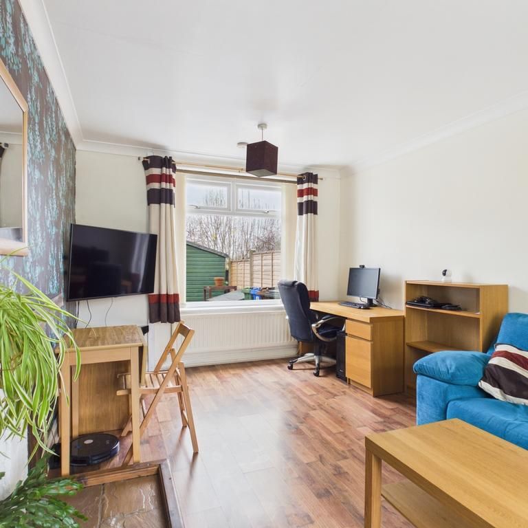 2 bedroom end of terrace house to rent - Photo 1