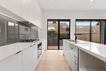 EXCLUSIVE NEAR NEW 4 BEDROOM + STUDY TOWNHOUSE IN A PRIME LOCATION - Photo 5