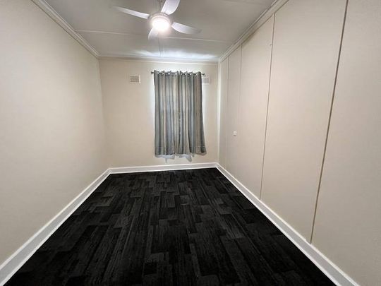 RENOVATED SHOP TOP FLAT - Photo 1