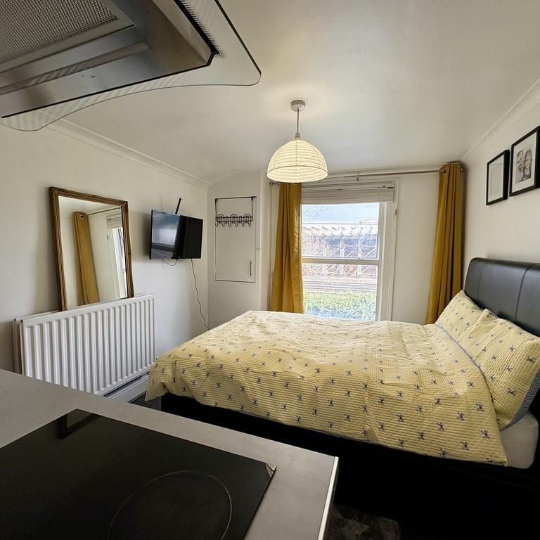 Studio to rent - Photo 1