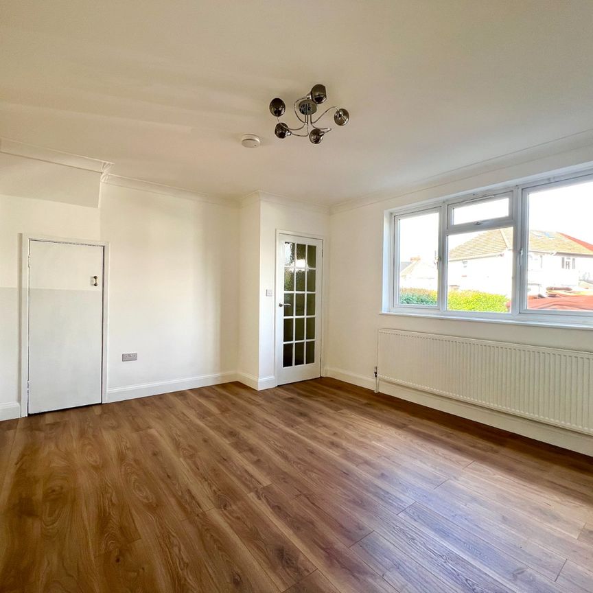 3 Bed Terraced House, New Close, SW19 - Photo 1