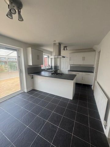 3 bedroom link detached house to rent - Photo 4