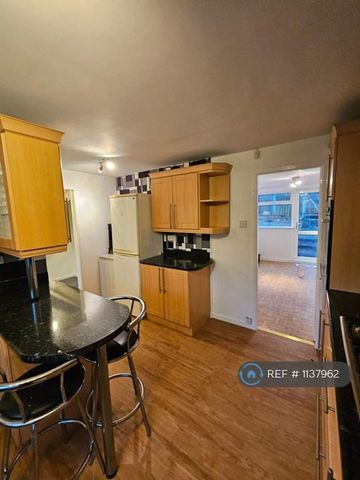 3 bedroom end of terrace house to rent - Photo 4