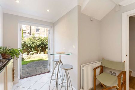 Modern townhouse in the heart of Windsor. - Photo 3