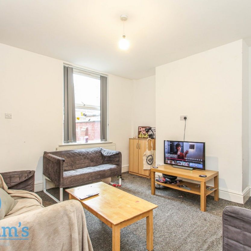 5 bed Mid Terraced House for Rent - Photo 1