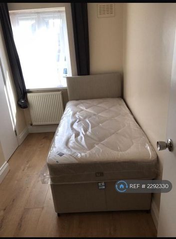 1 bedroom in a house share to rent - Photo 5