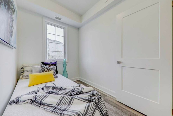 For Lease - 50 LAKEBREEZE Drive Unit# 121, Clarington, Ontario - Photo 1