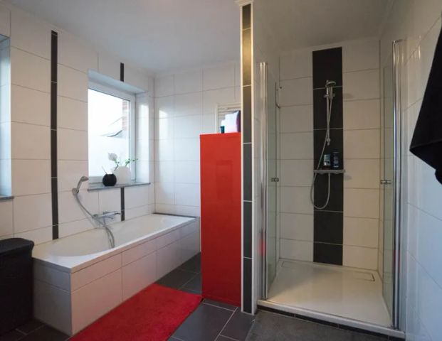 Exklusive, hochwertige Wohnung mit großem Balkon im 1. Obergeschoss - Foto 1