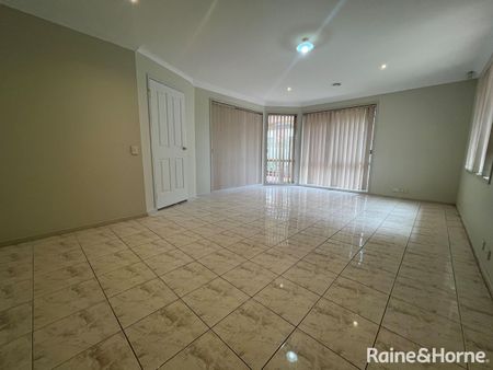 12 Loddon Close, Caroline Springs, VIC 3023 - Photo 5