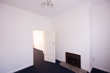 Large, sunny 3 bedroom family home on quiet street - Photo 4