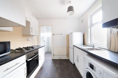 2 bed flat to rent in Rothbury Terrace, Newcastle Upon Tyne, NE6 - Photo 5