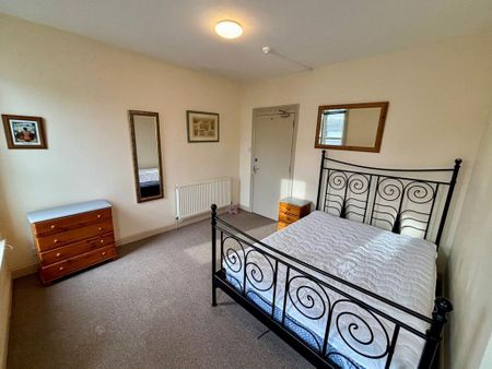 1 bedroom in a house share to rent - Photo 2