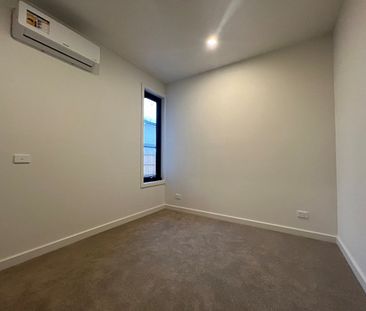 Four Bedroom Three Bathroom Brand New Beauty Metres from Monash Medical Centre - Photo 3