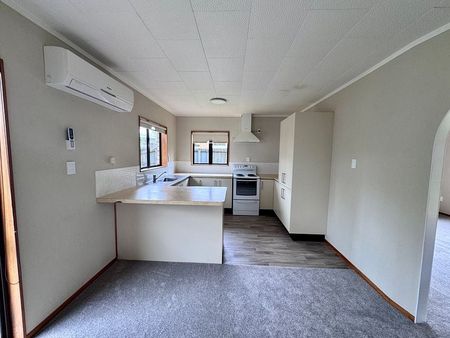 Sunny & Tidy 3 bedroom home in desirable area - Photo 5