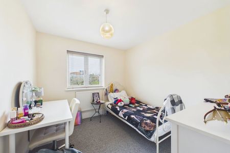 3 bedroom House in Willow Close, Maidenhead - Photo 2