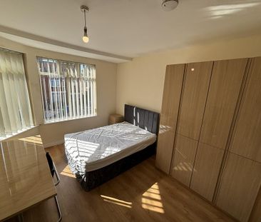 6 bedroom semi-detached house to rent - Photo 5