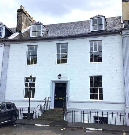 4 Atholl Crescent, Perth is a traditional Georgian villa recently sympathetically refurbished to a particularly high standard and now offered for long term let - Photo 5