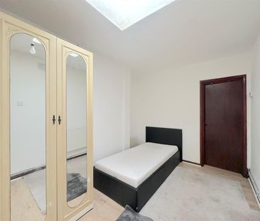 The Glen, Southall - Photo 6