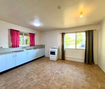 CENTRAL TO TOWN: 3 x BEDROOM HOME WITH MANY EXTRAS - Photo 6