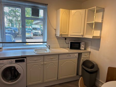 4 Bed Flat, Thursley House, KT2 - Photo 4