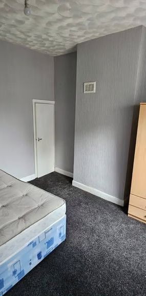 Room in a Shared House, Headingley Avenue, LS6 - Photo 1