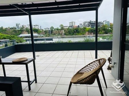 Kangaroo Point Pet Friendly UNFURNISHED 2BR 2Bathroom Stunning Apartment on the River - Photo 2