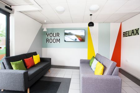 Large High Double Ensuite: Three Bed Flat - Photo 2