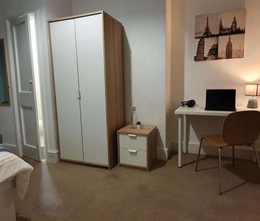 1 bedroom in a house share to rent - Photo 4