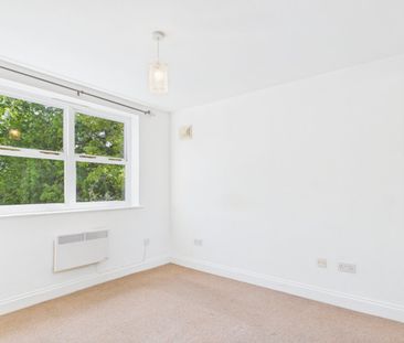 2 bedroom Flat in Yorktown Road, Sandhurst - Photo 5